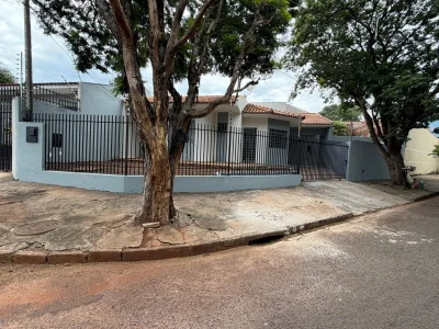 Casas à venda no Jardim São Francisco em Maringá